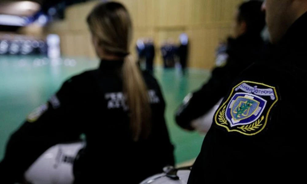 Γυναίκα αστυνομικός έκλεψε χρυσή αλυσίδα από κρατούμενη στη Μύκονο